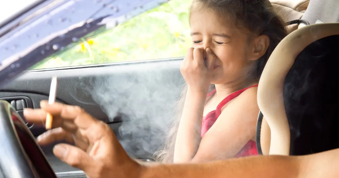 Une lourde amende pour les Français qui fument en voiture avec des enfants