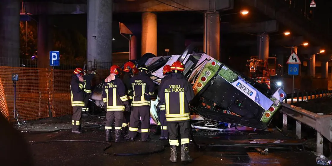 Tragédie en Italie : 21 morts dont 2 enfants après qu'un bus est chuté d'un pont  
