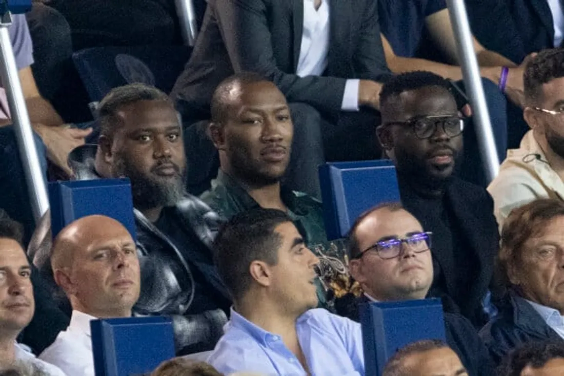 Mokobé, déçu et précipité, quitte le stade pendant le match PSG-City