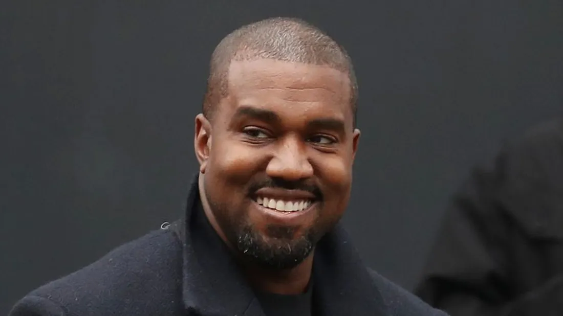 Kanye West se balade en chaussettes dans la rue, mais pourquoi?