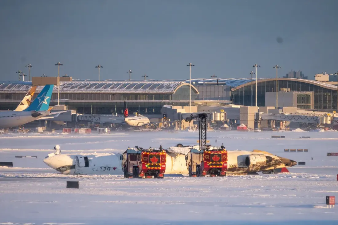 Un avion Delta se retourne lors de l'atterrissage à Toronto 