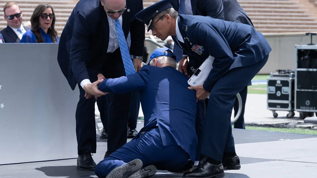 Joe Biden chute devant tout le monde !