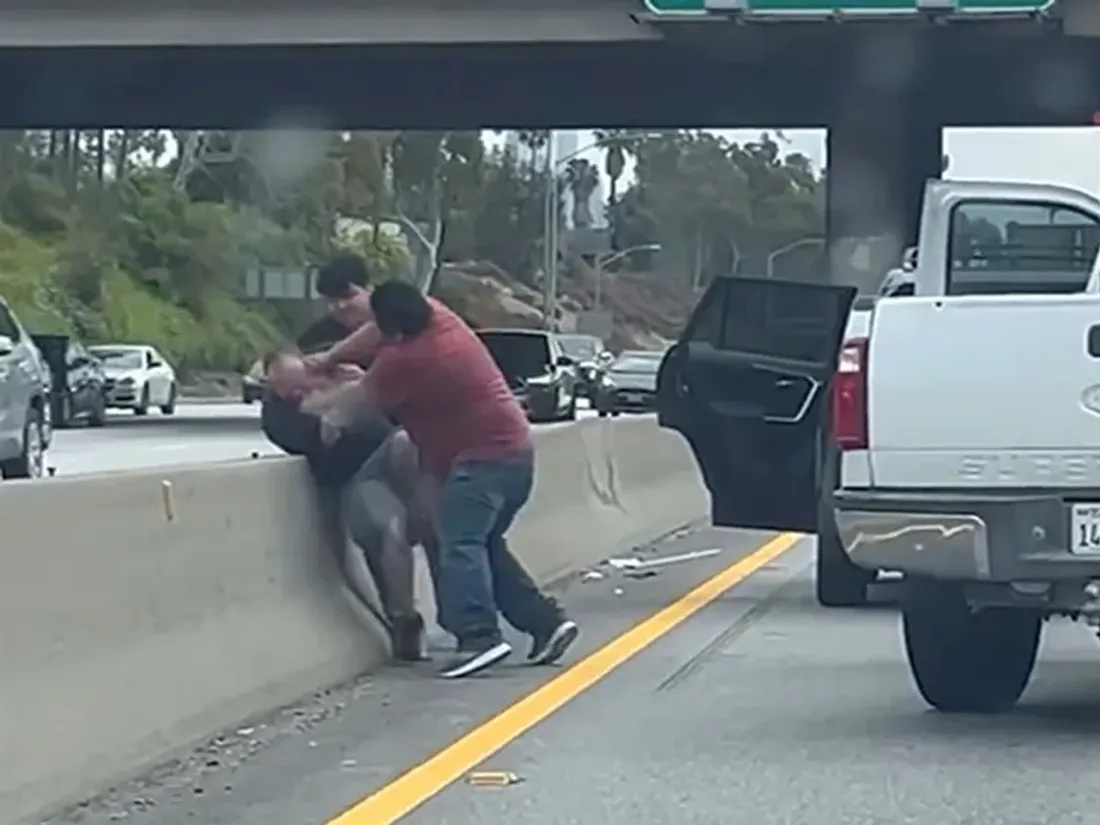Une bagarre de ouf éclate au milieu de l'autoroute à Los Angeles !