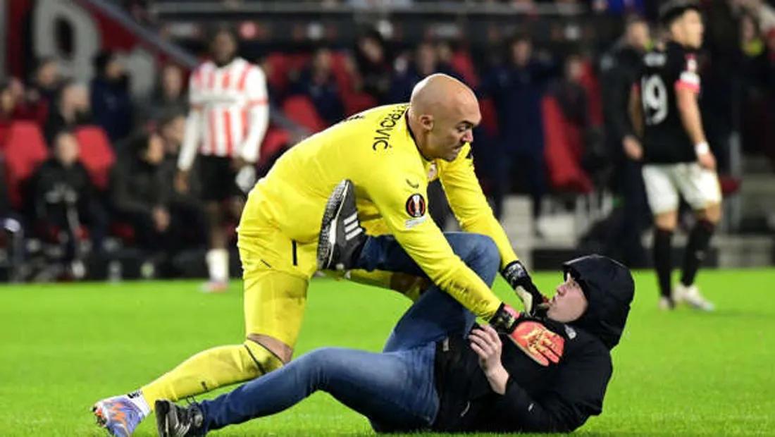 Un fan agresse violemment le gardien du FC Séville en plein match !