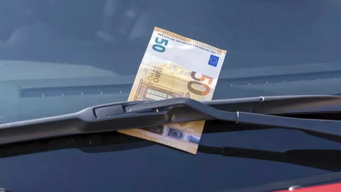 Méfiez-vous du piège du faux billet de banque pour voler votre voiture