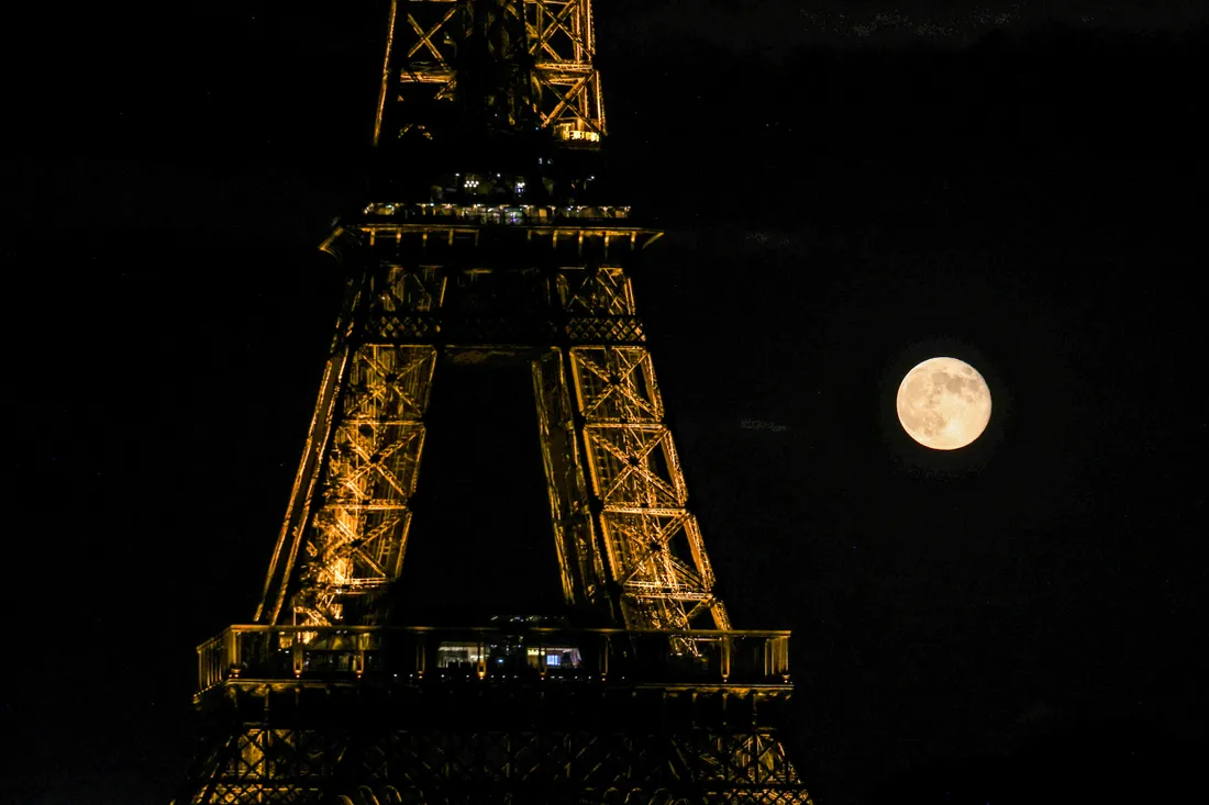 Trois employés ont passé une nuit bloqués dans un ascenseur de la tour Eiffel