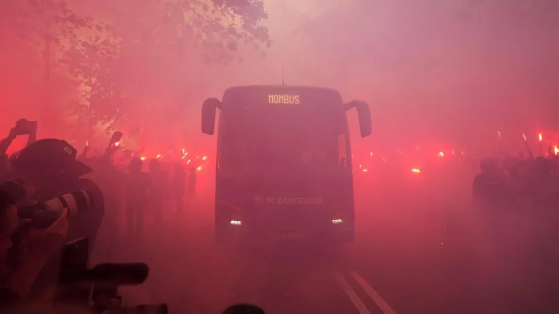 Les fans du Barca se trompe et attaquent leur propre bus !