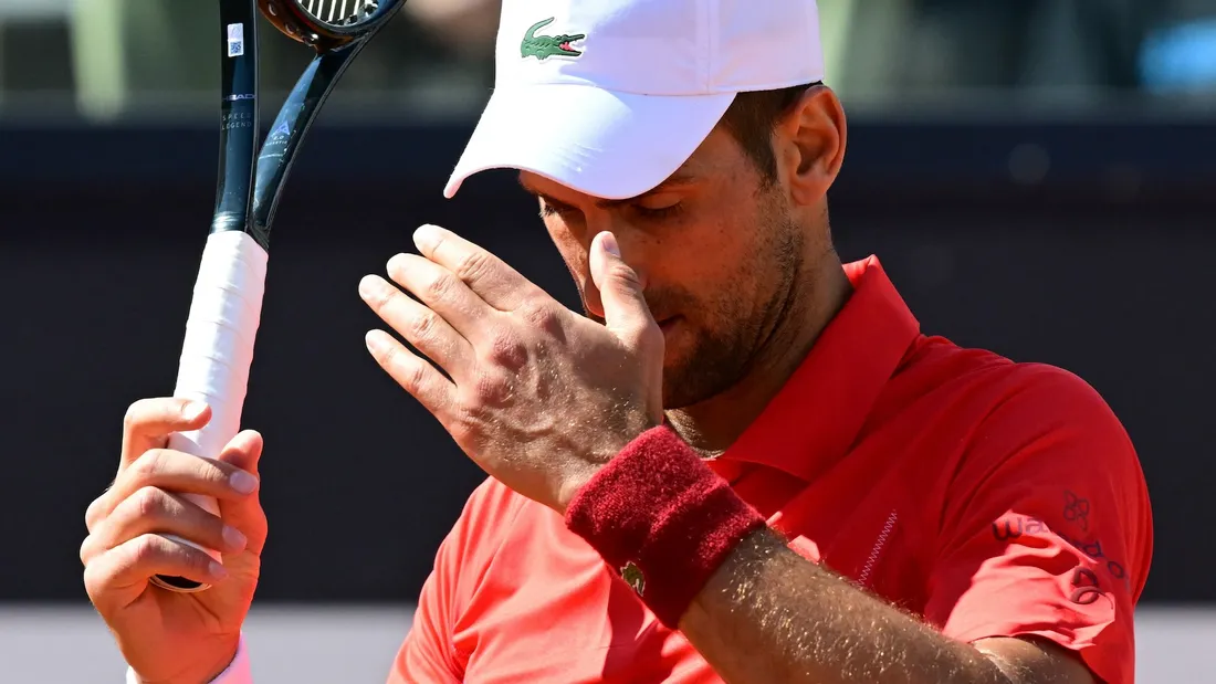 Novak Djokovic touché par une gourde en metal sur la tête, il prend un k.o !