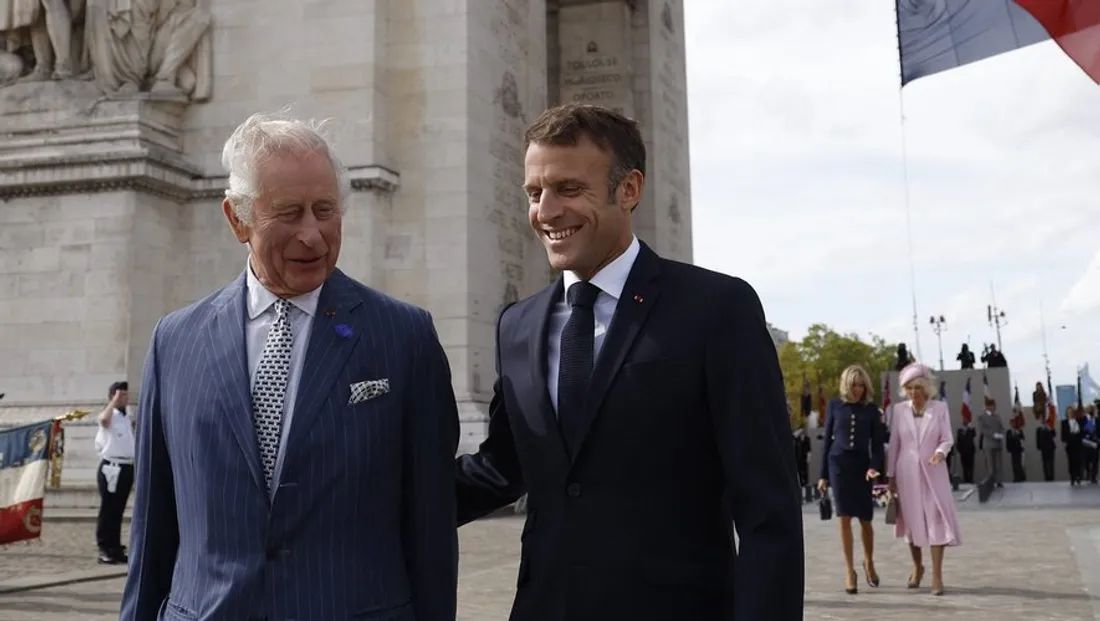 Emmanuel Macron critiqué par les médias anglais pour son geste envers Charles III