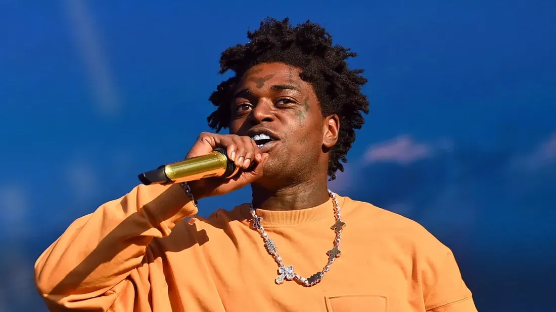 Kodak Black surpris en train de manger du poulet en pleine rue