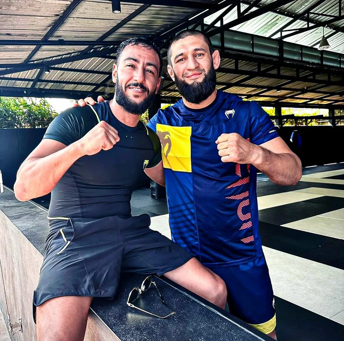 Lacrim rencontre Khamzat Chimaev et s'initie au MMA en Thaïlande