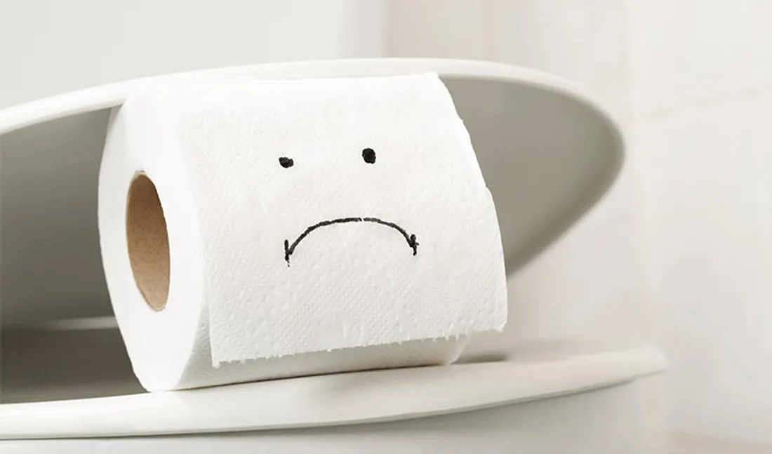 Dans les toilettes publiques le rouleau de papier peut cacher un message!