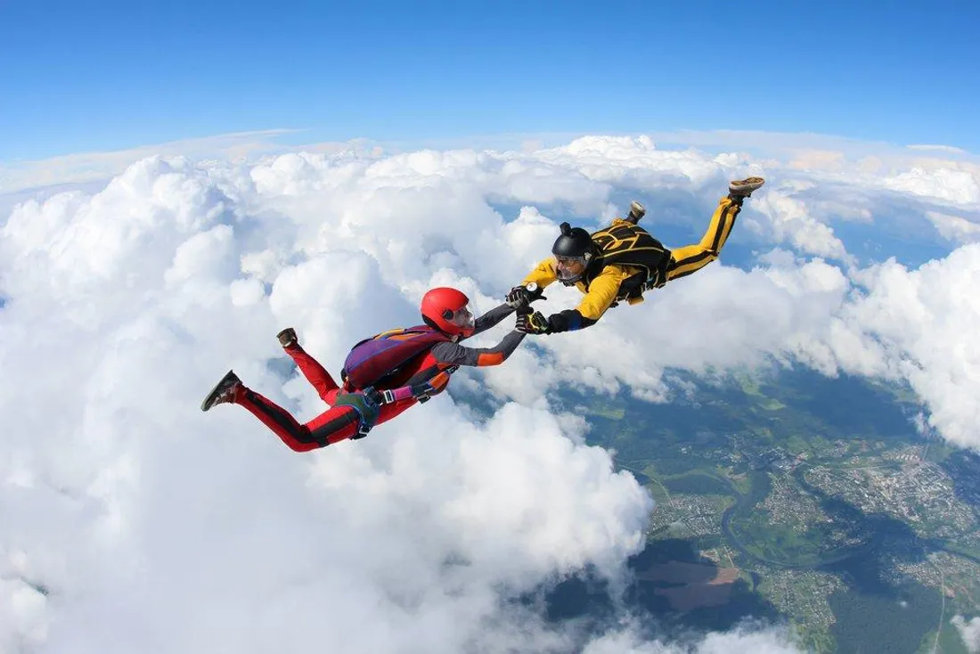 Un couple atterrit aux urgences après avoir eu un rapport sexuel pendant un saut en parachute !