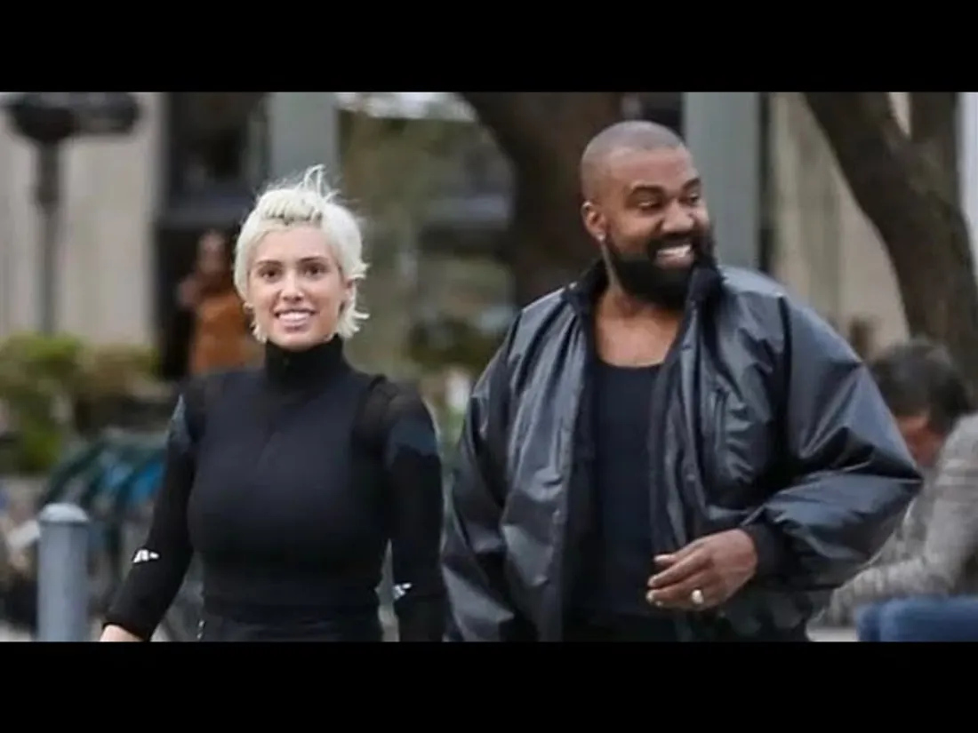 La femme de Kanye West sort en collant transparent et sans chaussure     
