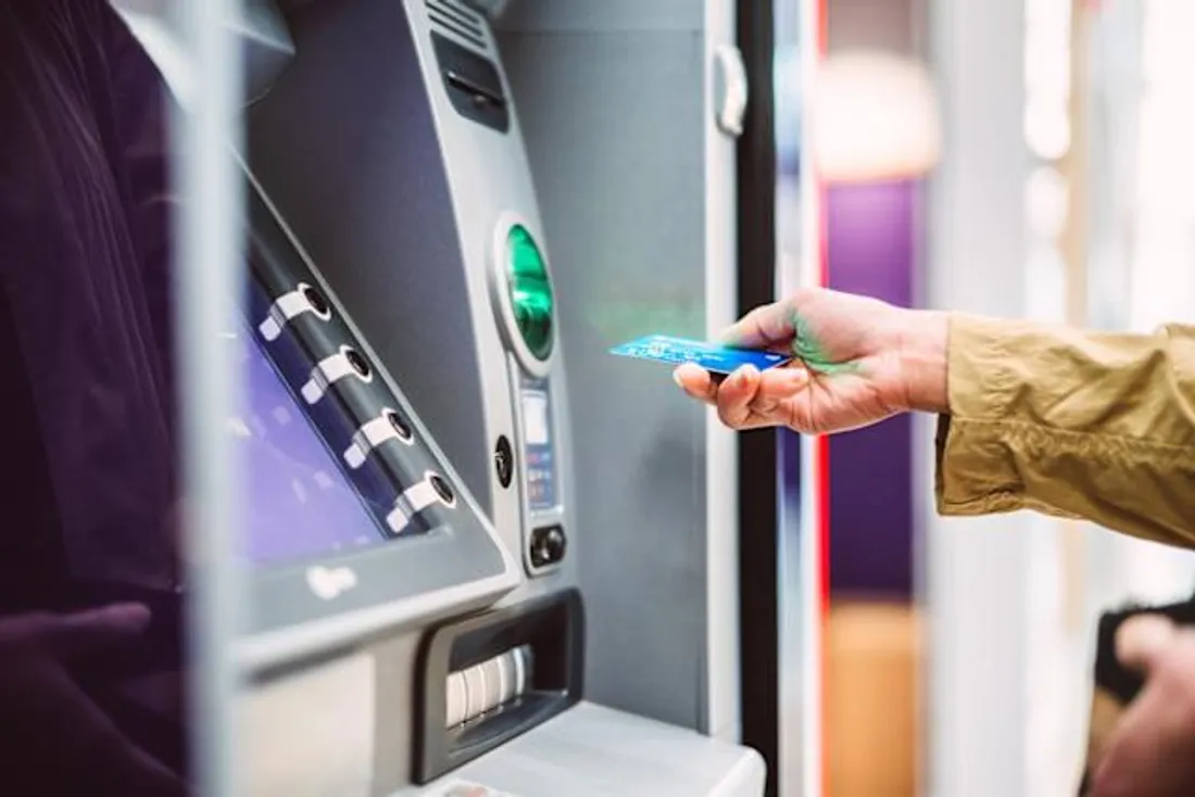 Qu’est-ce que le shimming ? Cette technique de vol d’argent qui cible les stations-service.