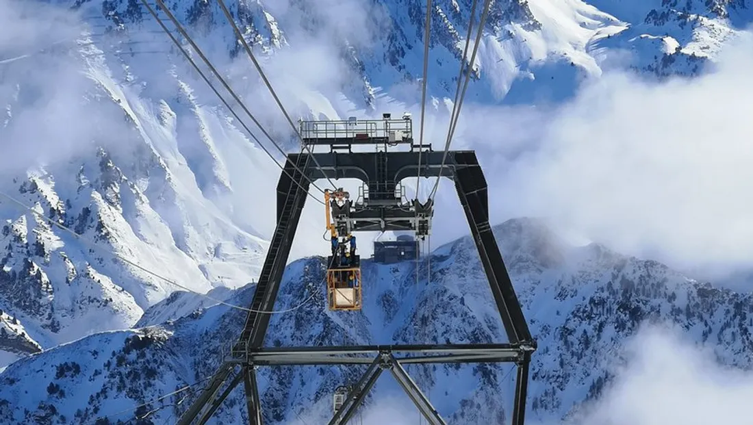 15 heures d'angoisse : la terrifiante expérience d'une snowboardeuse sur un téléphérique