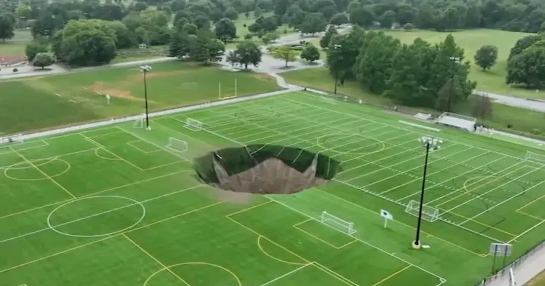 Un trou géant se forme sur un terrain de foot et ce n'est pas un montage
