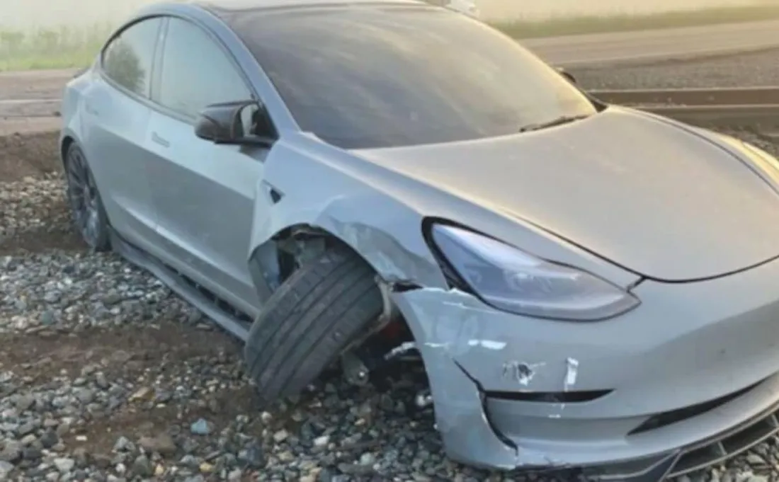 En pilotage automatique, sa Tesla le conduit sous un train ! 