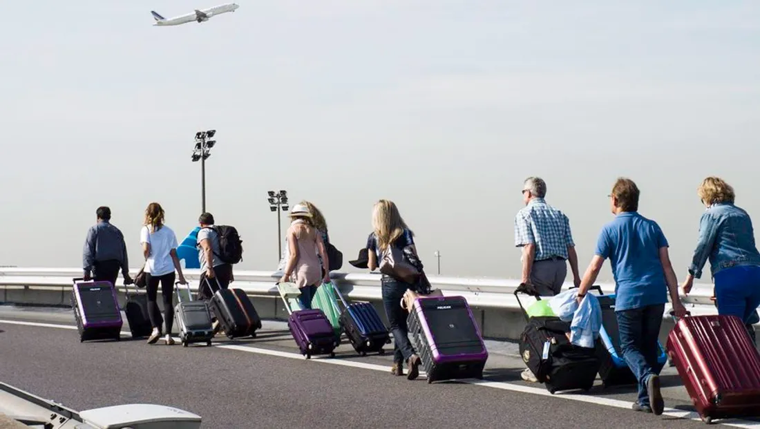 Pourquoi certaines couleurs de valise pourraient compliquer votre voyage
