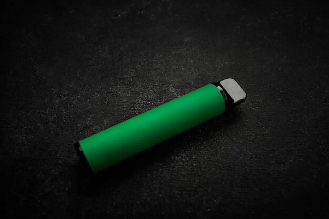 Royaume-Uni : interdiction des vapes jetables et révélations qui bouleversent les consommateurs.