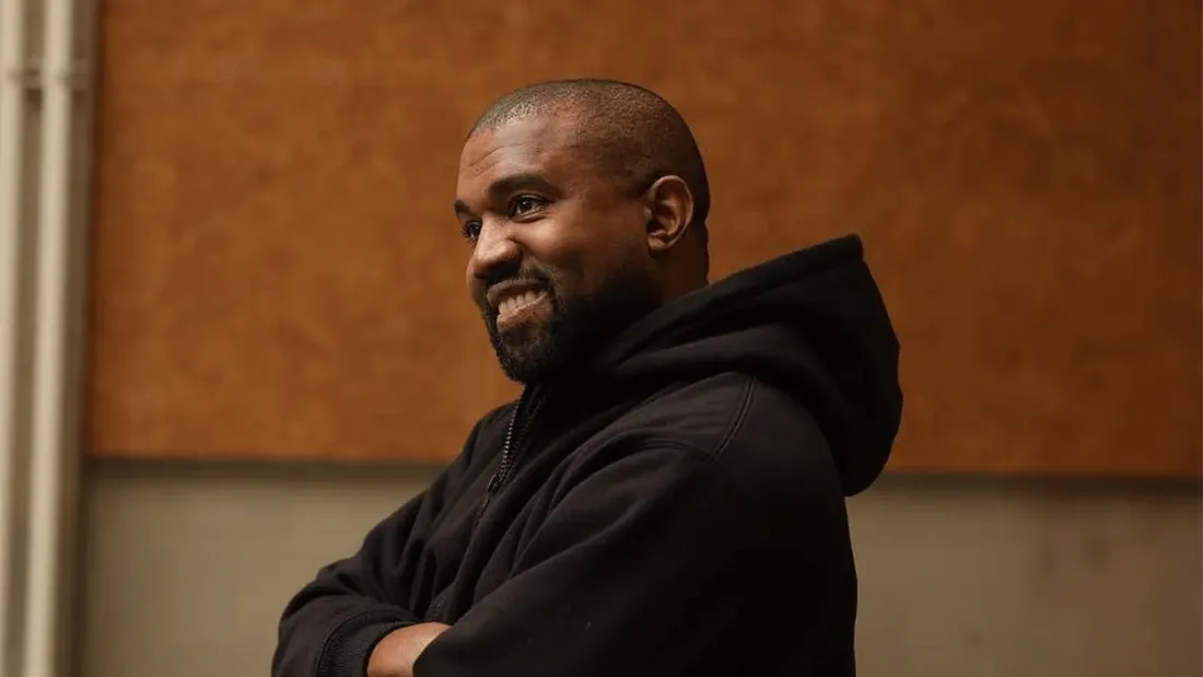 Kanye West s'affiche en legging, les internautes le termine !