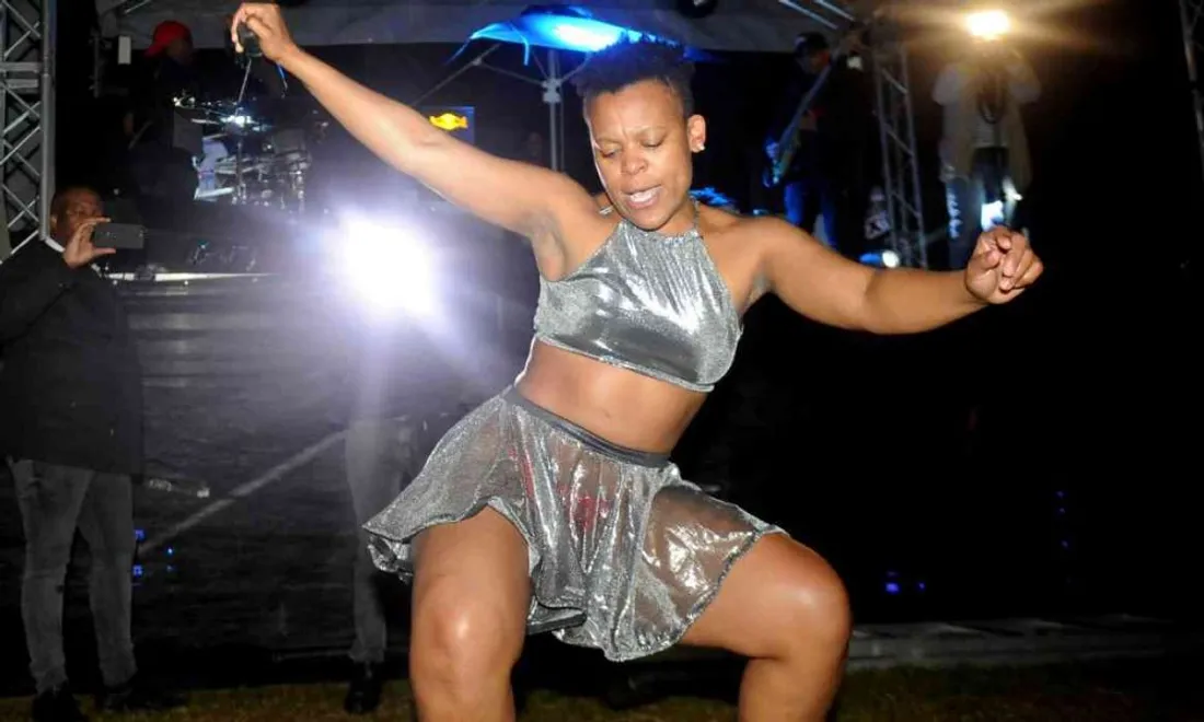 Une chanteuse sud africaine subit une agression sexuelle en plein concert !