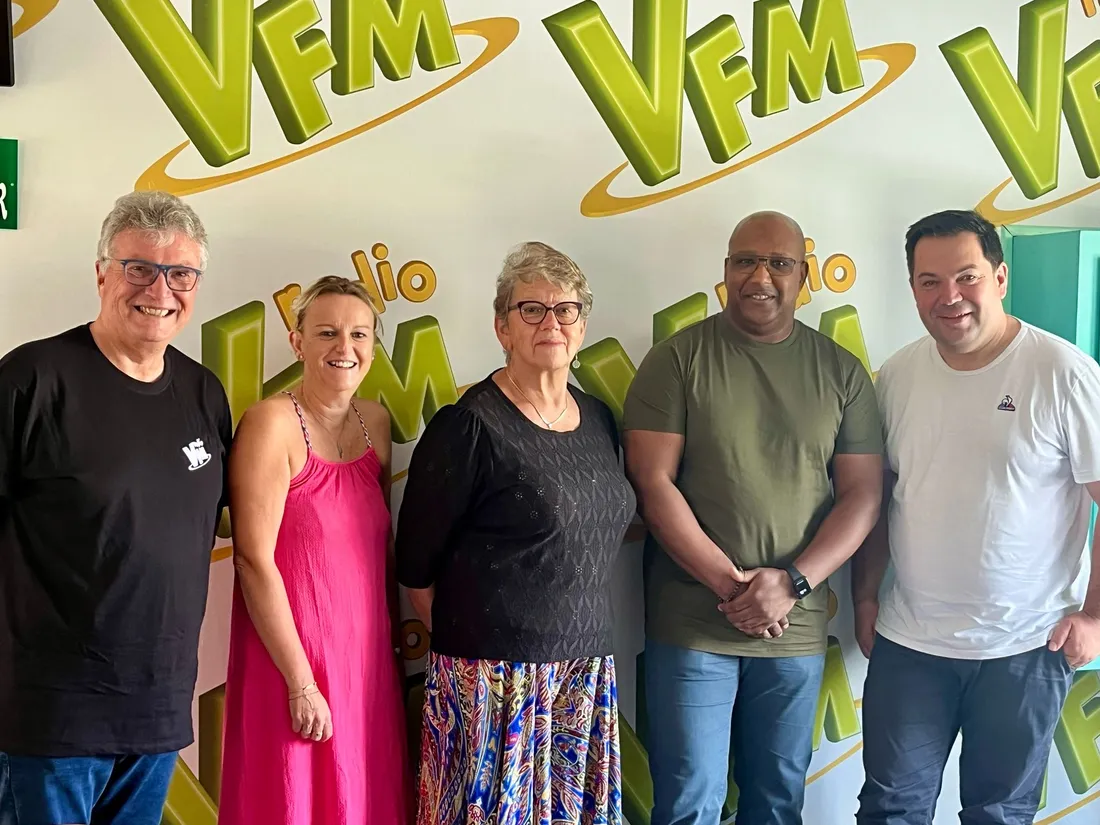 Les équipes de la Ville de Vire Normandie et de Radio VFM préparent l'événement.