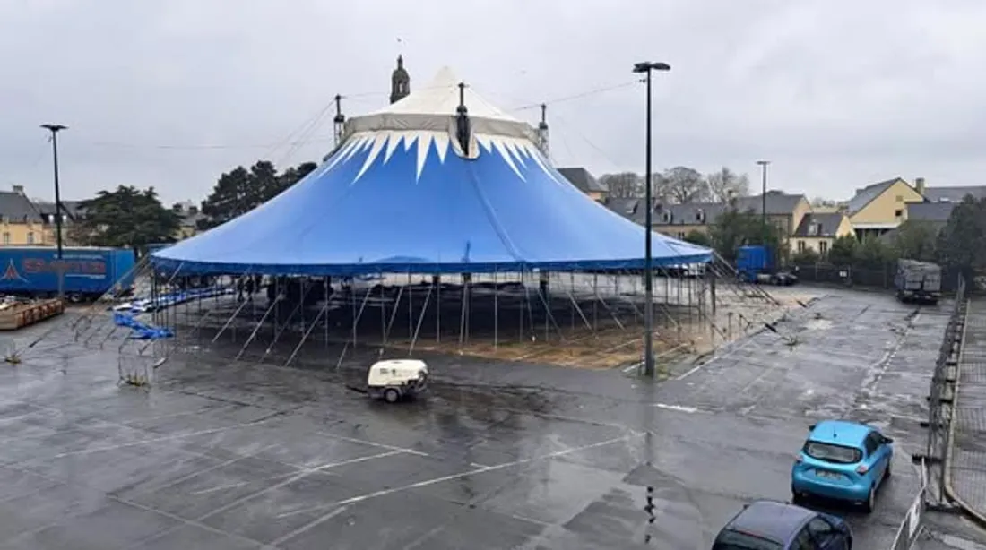 Le chapiteau du Festival international du cirque de Bayeux est en plein montage