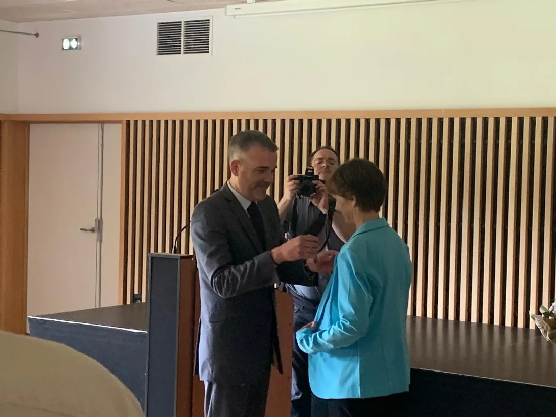 La Sous-Préfète a reçu la médaille du Ministère de l'Intérieur des mains du Préfet Stéphane Bredin. 