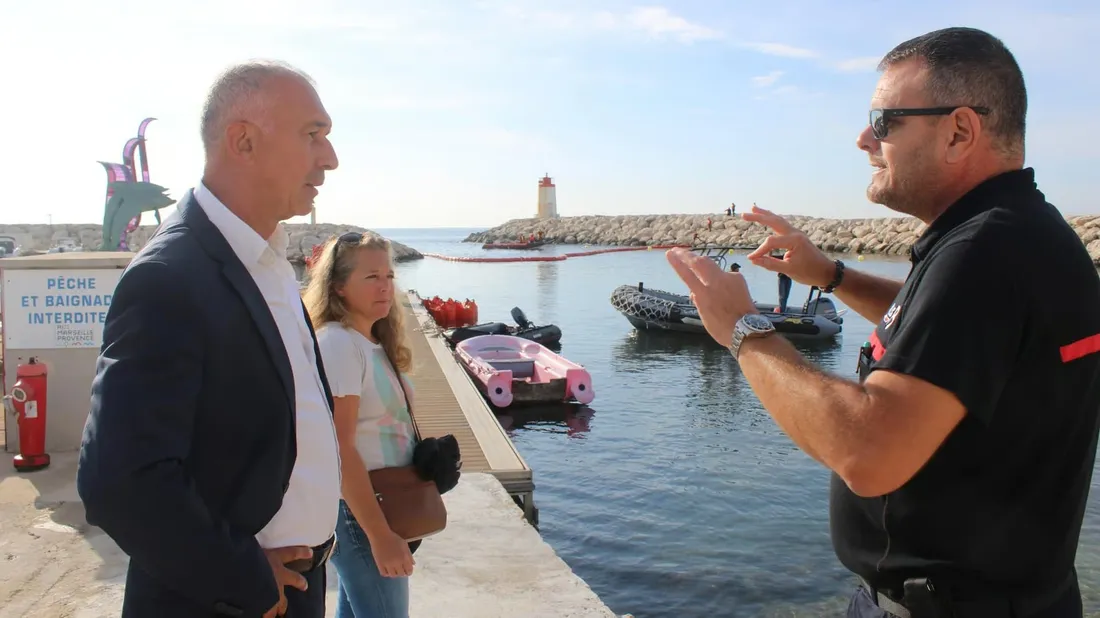 Le lieutenant Despaquis explique la manoeuvre aux élus.