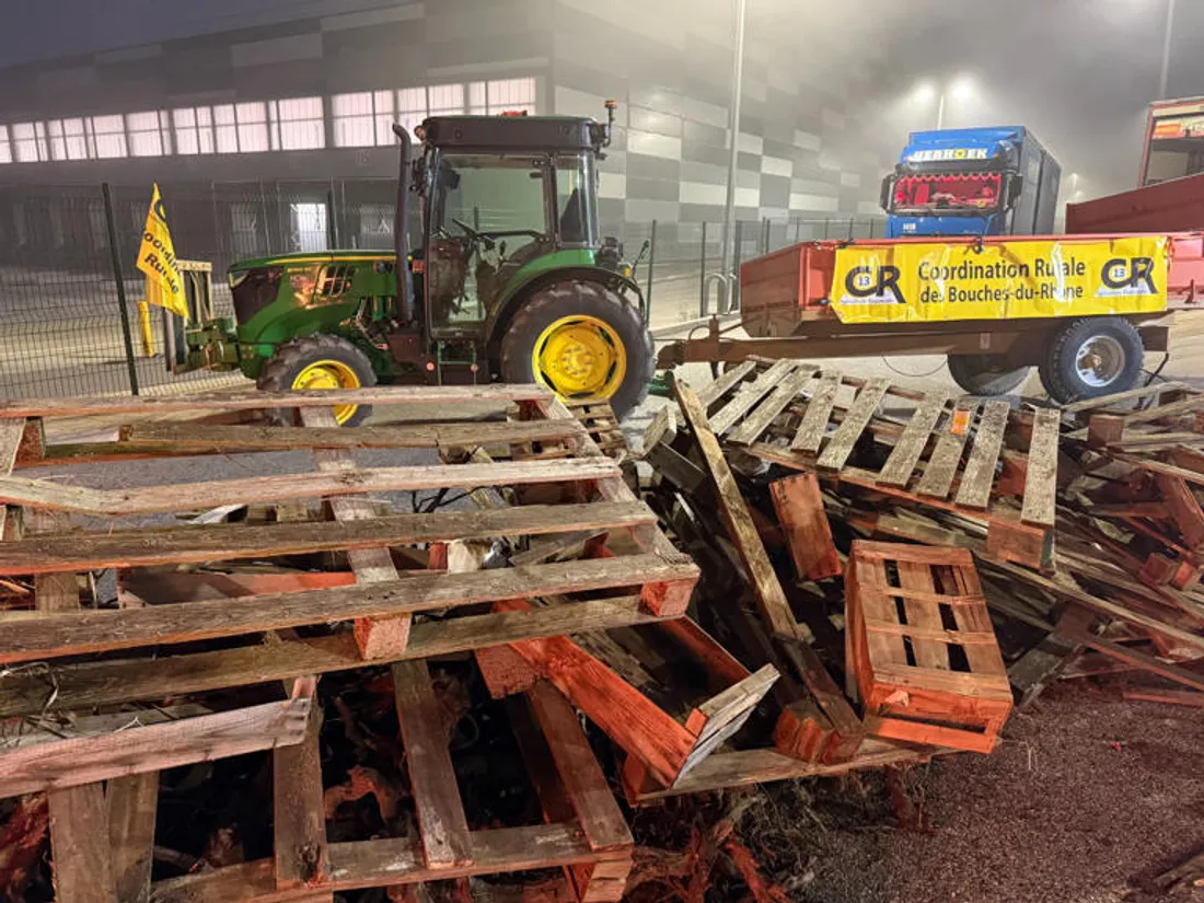 Les agriculteurs des Bouches-du-Rhône bloquent un dépôt Lidl pour protester