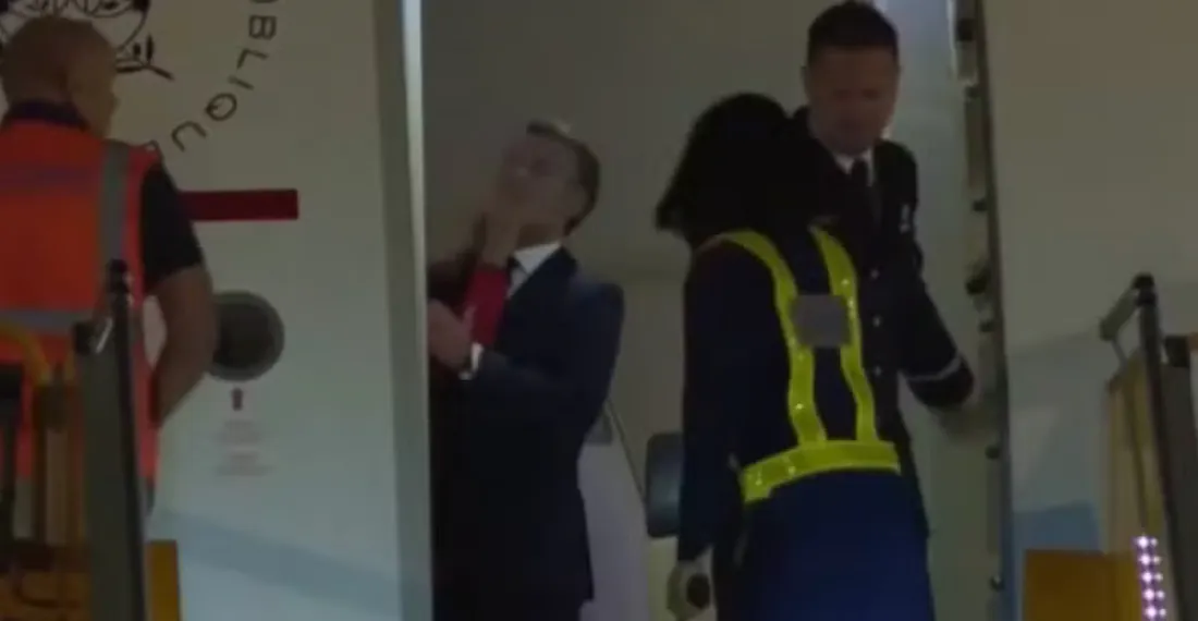 Emmanuel Macron dans l’avion présidentiel, à son arrivée  à Hanoï, le 25 mai 2025