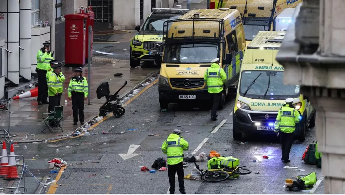 Des policiers sur les lieux d'un incident dans Water Street, à Liverpool,