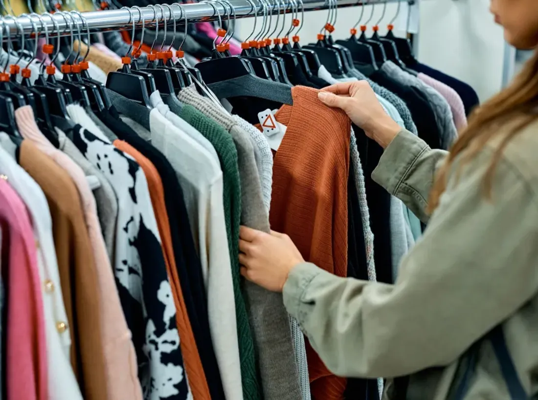 Réguler la ‘fast fashion’ : un projet de loi en examen au Sénat