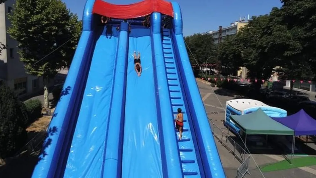 Le Ventriglisse géant revient à Nîmes : 3 jours de fun et de fraîcheur sur le Parvis du Parnasse !