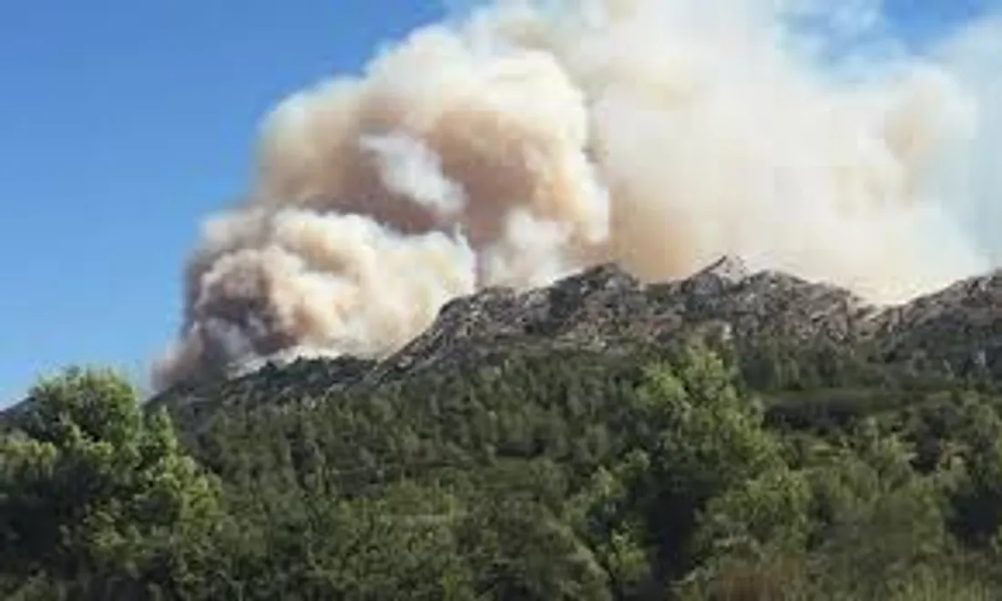 [ INCENDIE ]: Les Alpilles en proie aux flammes.