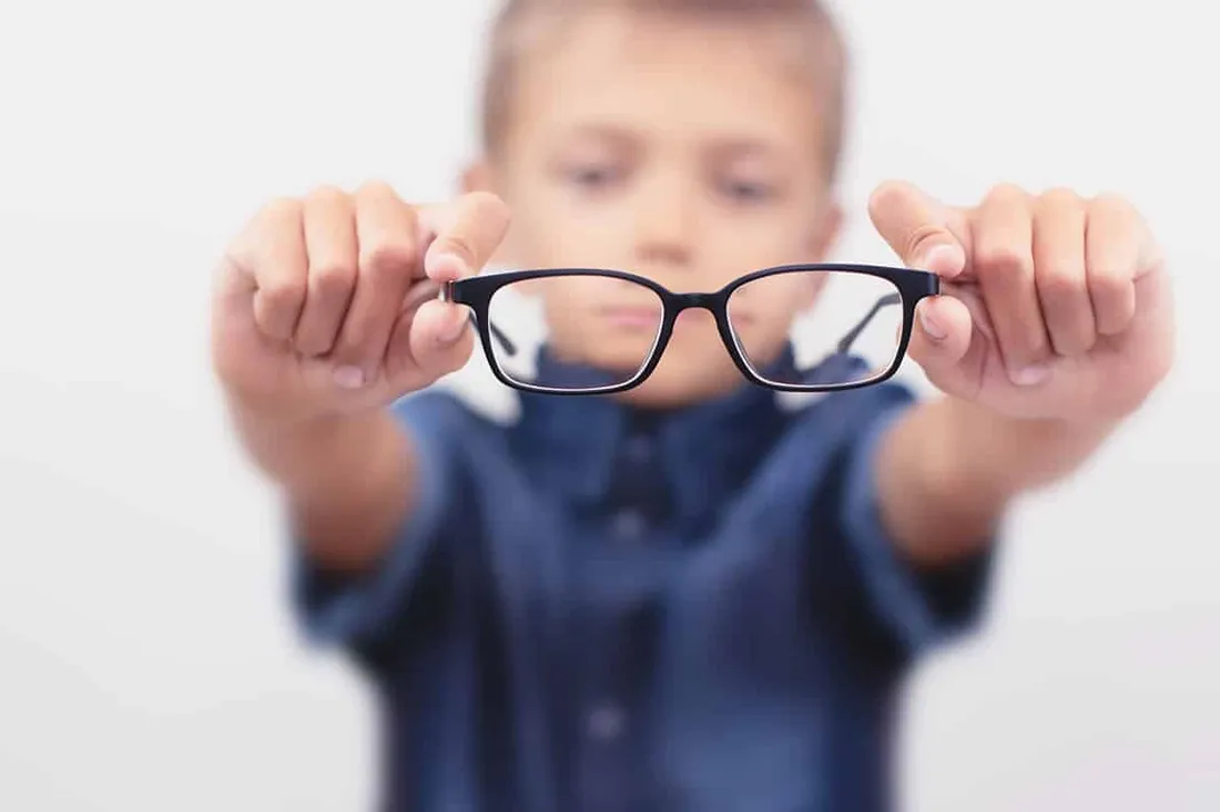 Moins d'écrans, plus de soleil : Prévenir la myopie chez l'enfant