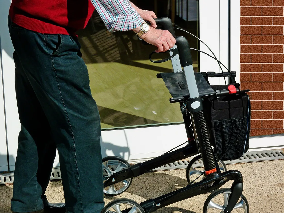 Déambulateur - mobilité réduite - personne âgée - senior - ancien