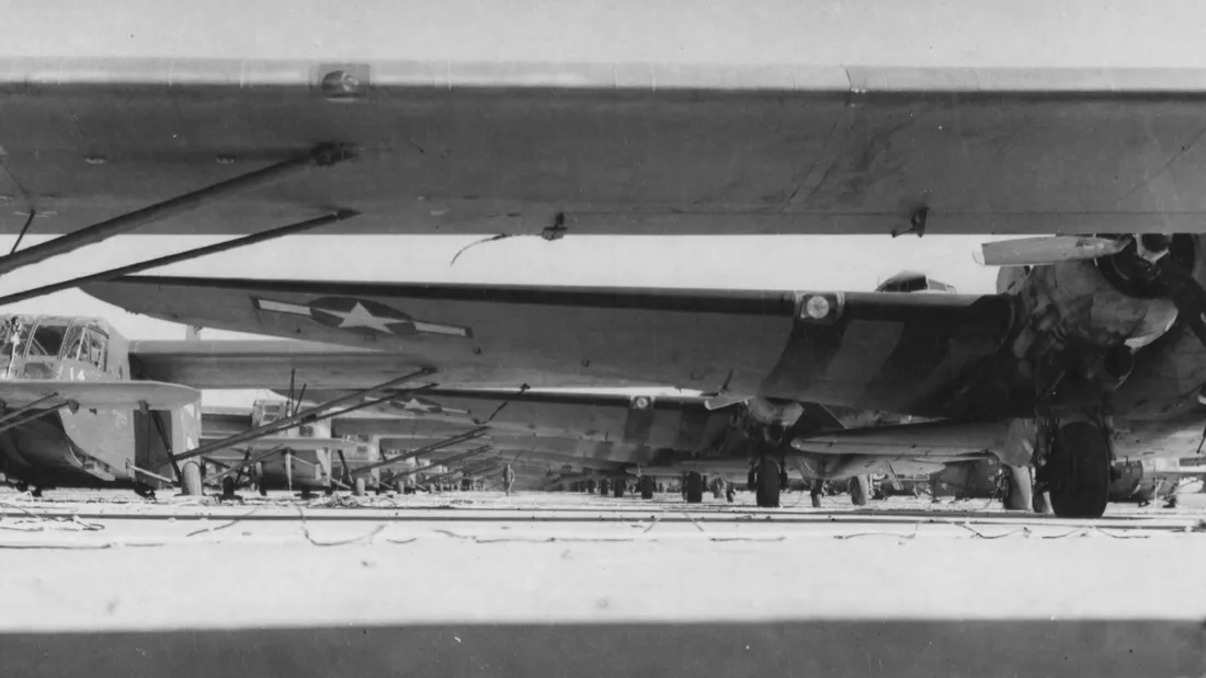 En mars 1945, des dizaines de C47 Skytrain et de planeur Waco CG-4A sont stockés sur la piste dunois