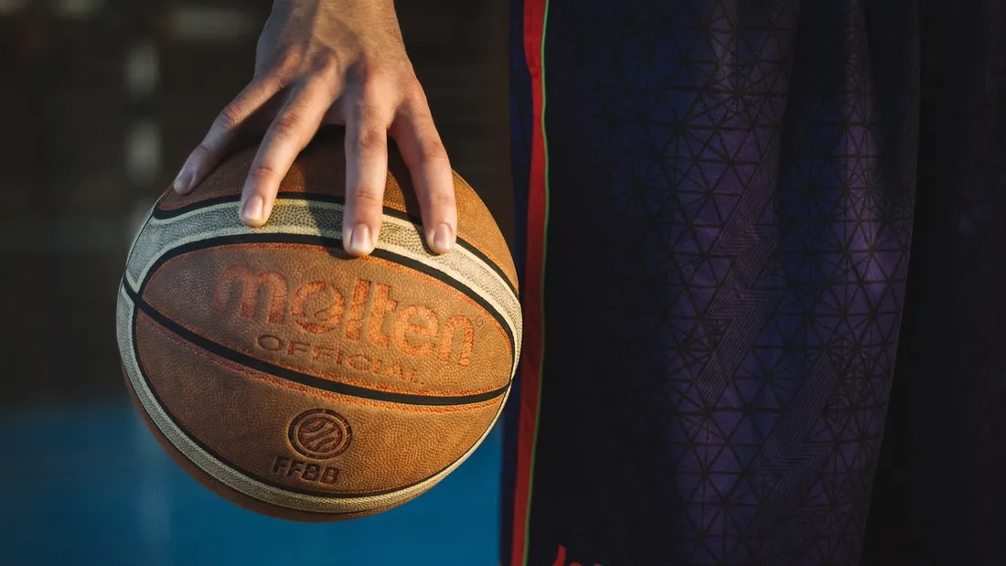 Basket, ballon, main