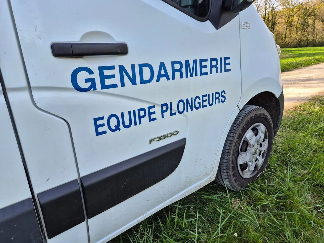 Véhicule des plongeurs de la gendarmerie à Arrou, samedi 5 avril 2025.
