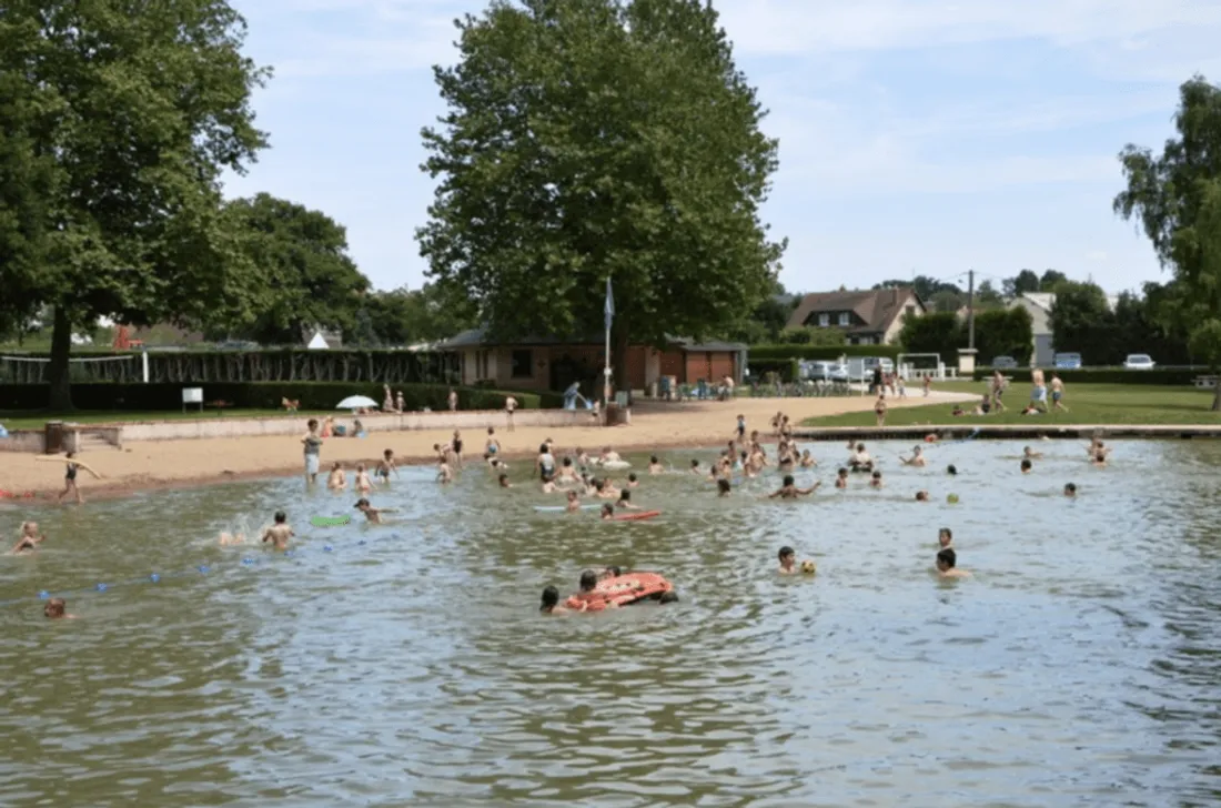 ARROU - Baignade à la base de loisirs du Pont de Pierre.