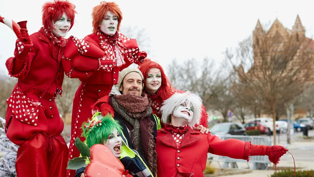 CHARTRES - Spectacle déambulatoire : Les Échassiers lutins rouges