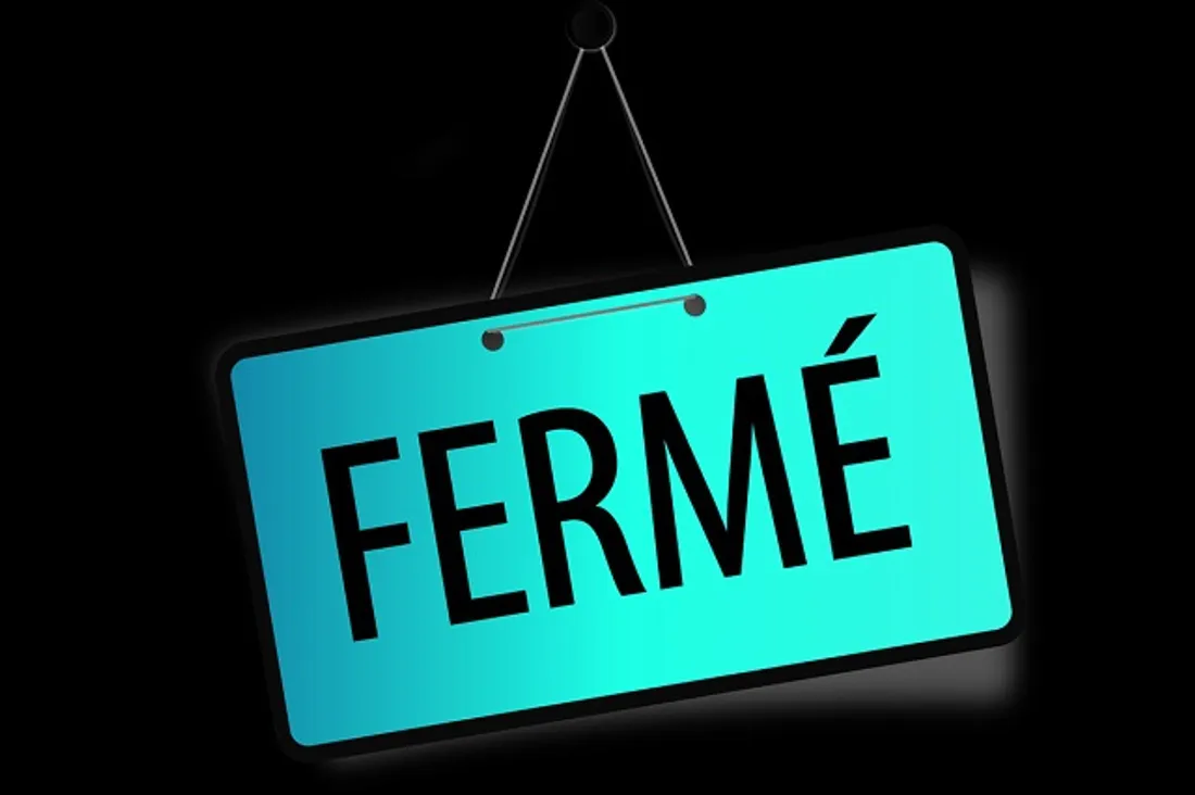 - Fermé