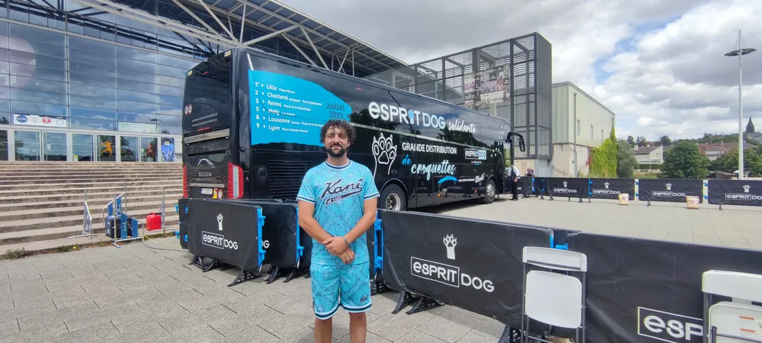 Romaric Pagot, co-fondateur Esprit Dog devant le car de la tournée