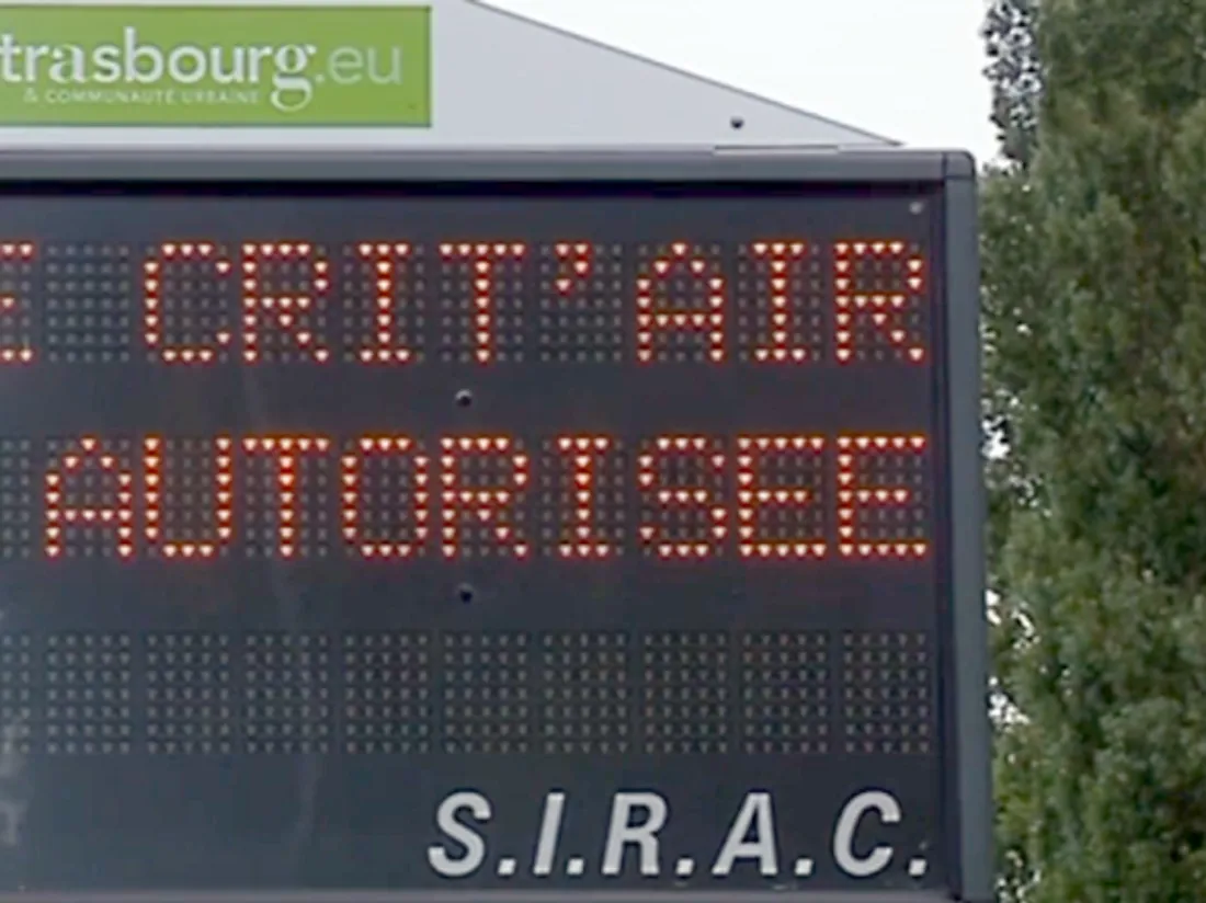Un panneau autorisant les véhicules équipés de vignette à circuler lors d'un épisode de pollution