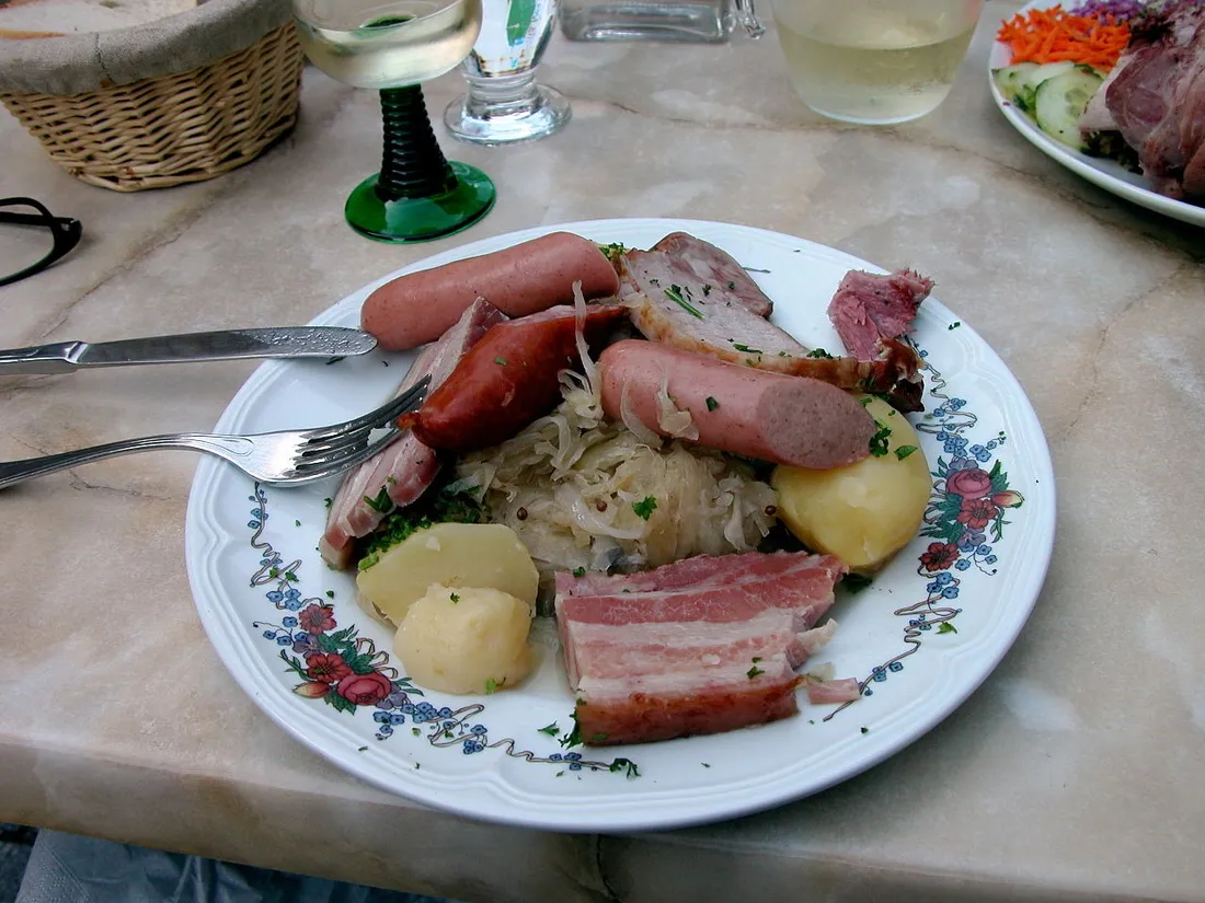 assiette choucroute alsace service Obernai wikimedia commons