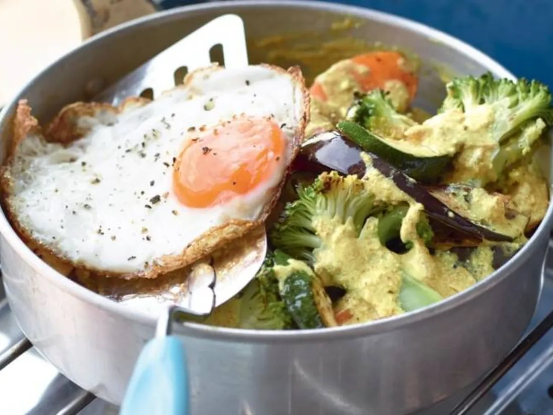 Légumes au curry et œuf au plat