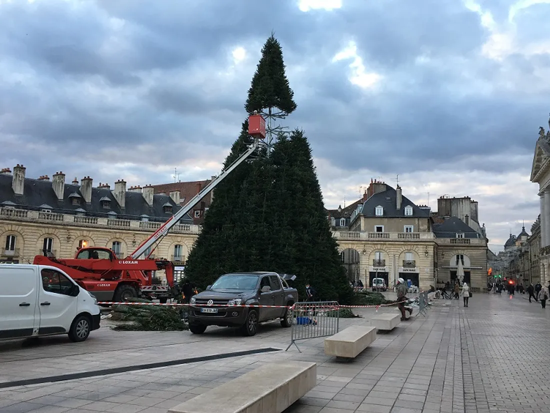 Le grand sapin de Noël de la place de la Libération est démonté ce lundi