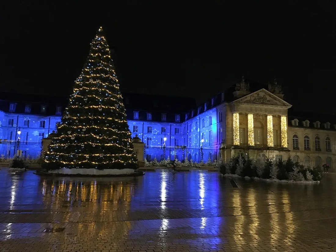 Le Père Noël descendra de la tour Philippe Le Bon, depuis l'Hôtel de Ville, place de la Libération.